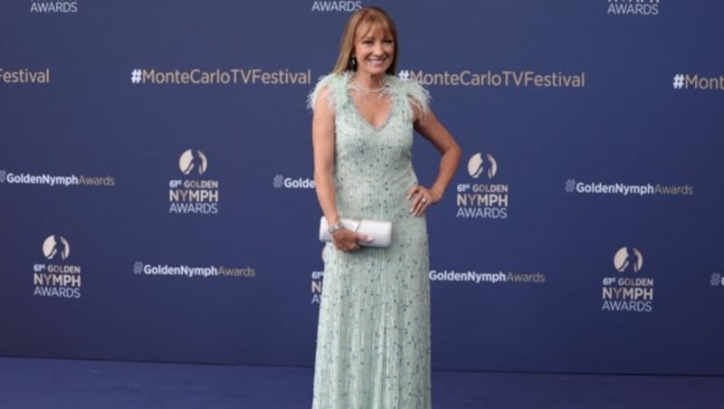 Jane Seymour trug bei ihrem Auftritt in Monte-Carlo ein hellblaues Glitzer-Kleid mit Feder-Details. (Bild: AFP )