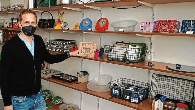 Christian Frankenberg im Shop mit originellen Upcycling-Produkten aus Wiener Elektroschrott (Bild: Zwefo)