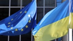 Die Flaggen der EU und der Ukraine. (Bild: APA/AFP/François WALSCHAERTS)