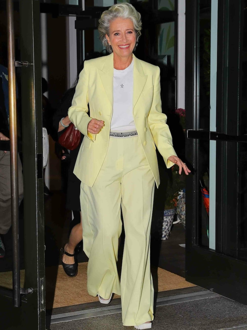 Emma Thompson verlässt mit einem Lächeln ihr Hotel in New York City. (Bild: www.PPS.at)