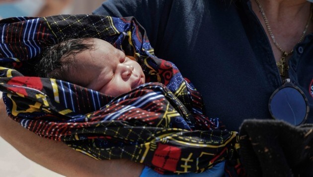 Dieses Flüchtlingskind ist auf einer kleinen griechischen Felseninsel in der Meerenge zwischen der Türkei und der Insel Lesbos geboren worden. Dem Buben und seiner Mutter geht es gut. (Bild: AP)