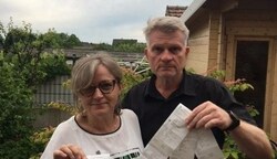 Michaela und Gottfried K. aus Ried in der Riedmark mit den verhängten Strafbelegen (Bild: zVg)