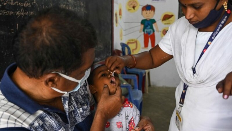 Weltweit werden bereits Kinder per Schluckimpfung gegen Polio immunisiert. (Bild: APA/AFP/Arun SANKAR)