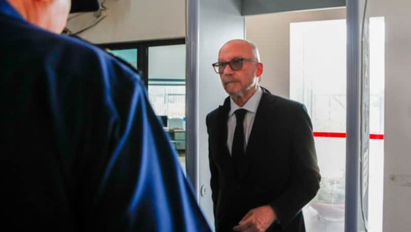 Paul Haggis bei der Ankunft im Gericht in Brindisi: Ihm wird vorgeworfen, eine Frau drei Tage lang sexuell genötigt zu haben. (Bild: AP)