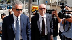 Paul Haggis (rechts) mit seinem Anwalt vor dem Gericht in Brindisi (Bild: AP)