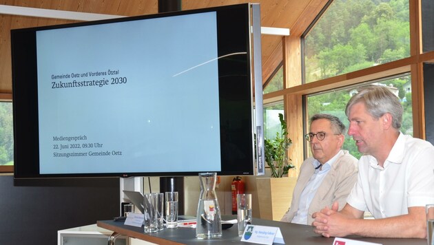 Strategieberater Clemens Westreicher (li.) und BM Hansjörg Falkner wachen über die Umsetzung des Masterplanes. (Bild: Daum Hubert)