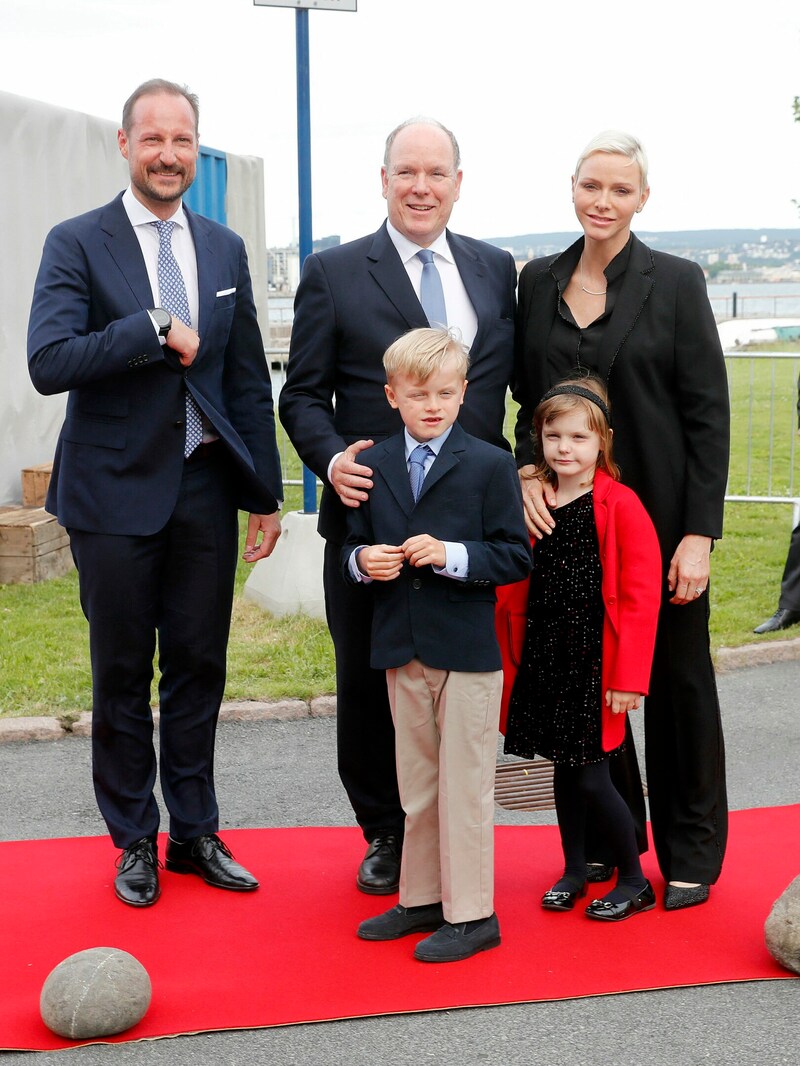 Kronprinz Haakon von Norwegen, Fürst Albert II. und Fürstin Charlene von Monaco und ihre Kinder Jacques und Gabriella besuchen die Eröffnung der Ausstellung „Sailing the Sea of Science“ im Frammuseum in Oslo. (Bild: www.VIENNAREPORT.at)