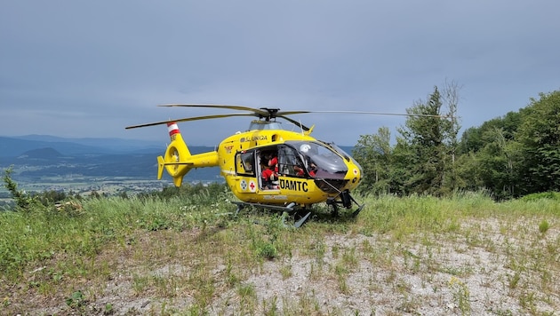 Per Hubschrauber kam der Verletzte ins Spital. (Bild: Bergrettung Villach)