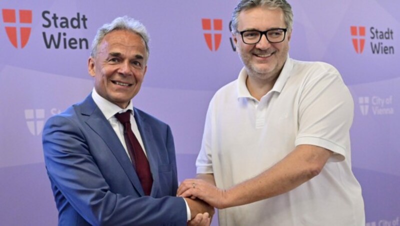 Gerhard Jelinek (l.) ist neuer Patientenanwalt, Stadtrat Hacker gratuliert. (Bild: APA/HANS PUNZ)