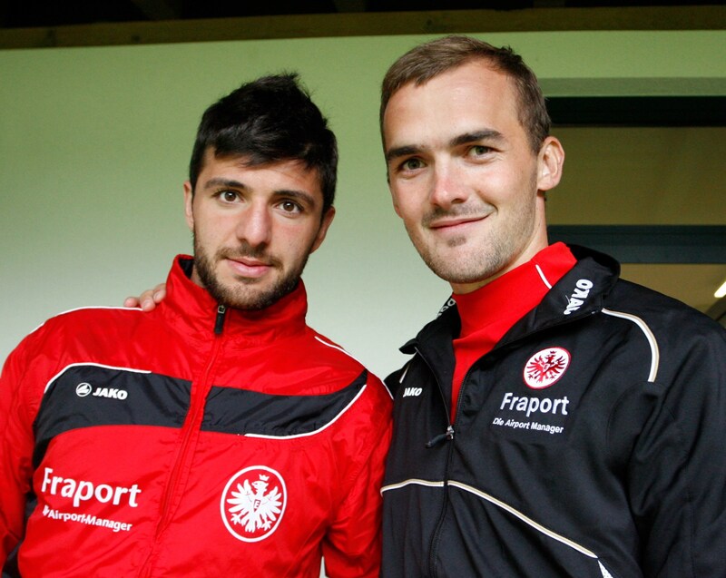 Ümit Korkmaz gemeinsam mit Erwin Hoffer im Juli 2011 als Eintracht-Frankfurt-Spieler (Bild: GEPA)