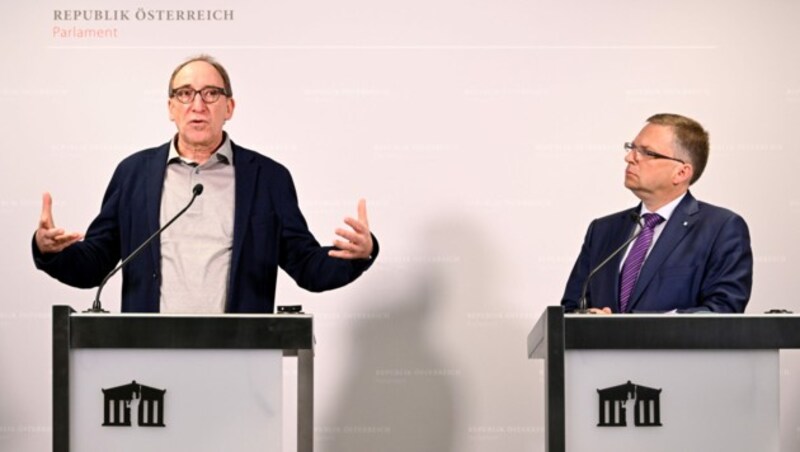 Machten das Aus für die Impfpflicht offiziell: Gesundheitsminister Johannes Rauch (Grüne) und ÖVP-Klubchef August Wöginger (re.) (Bild: APA/HELMUT FOHRINGER)