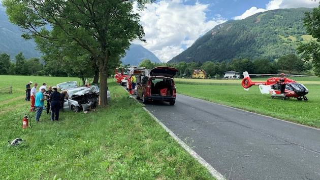 Ein Fahrzeug mit deutschem Kennzeichen ist gegen einen Baum geprallt! (Bild: ARA Flugrettung)