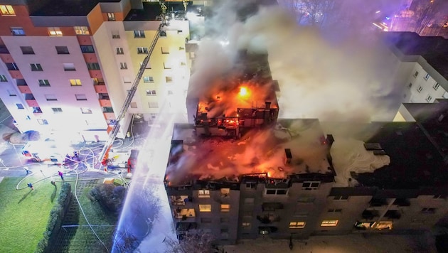 Das Feuer wütete mitten in Linz. (Bild: FOTOKERSCHI.AT / KERSCHBAUMMAYR / LEIBETSEDER)