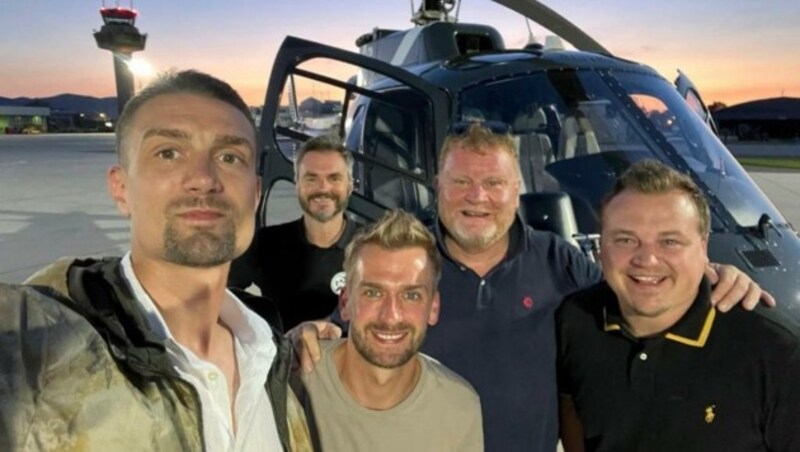 Mit dem Helikopter von Salzburg zum Medizincheck nach Genua: Stefan Ilsanker mit Freund Lukas Schubert, Frank Schreier, Josef Bachleiter (von li., im Hintergrund der Pilot). (Bild: More than Sport)