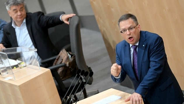 ÖVP-Klubchef August Wöginger (re.) kritisierte die Forderungen der Opposition. (Bild: APA/ROLAND SCHLAGER)