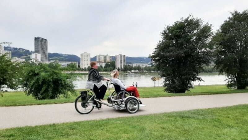 Linzplus-Gemeinderätin Renate Pühringer und Elfie Schulz hatten jeden Menge Spaß bei ihrer Ausfahrt an der Donaulände. (Bild: linzplus)