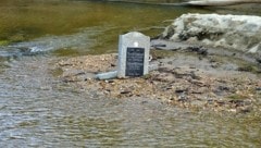 Gänsehaut-Moment: Aus der Lafnitz ragt ein Grabstein! Nach Hochwässern tauchen die Relikte aus alten Zeiten immer wieder auf, werden durch den Wasserdruck angehoben. (Bild: zVg)