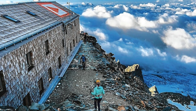 Die Adlersruhe in 3454 Metern Höhe liegt oft über den Wolken und ist Österreichs höchstgelegener Arbeitsplatz. (Bild: Wallner Hannes)