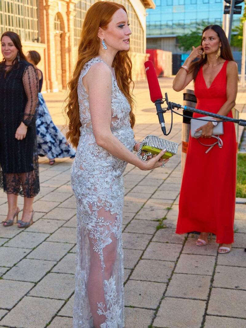 Barbara Meier zeigte sich bei der Duftstars-Gala mit Babybäuchlein. (Bild: Starpix / picturedesk.com)