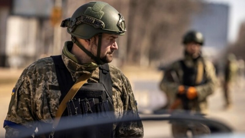 Ukrainische Truppen bewachen die Hauptstraßen Kiews (Bild: AFP)