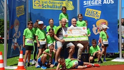 Projektleiter Wolfgang Eckel übergab gemeinsam mit Simon Lindenthaler und den Kindern der VS Draßburg den Scheck an Licht ins Dunkel. (Bild: zVg)