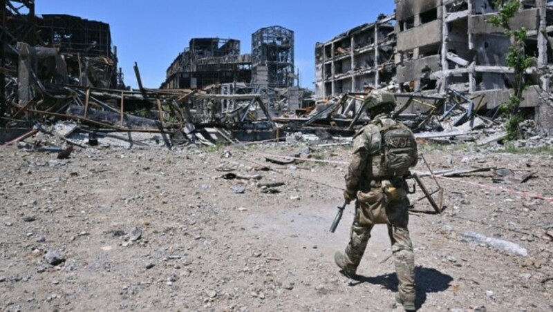 Ein russischer Soldat patrouilliert in der Nähe des Stahlwerks Azowstal in Mariupol. (Bild: AFP)