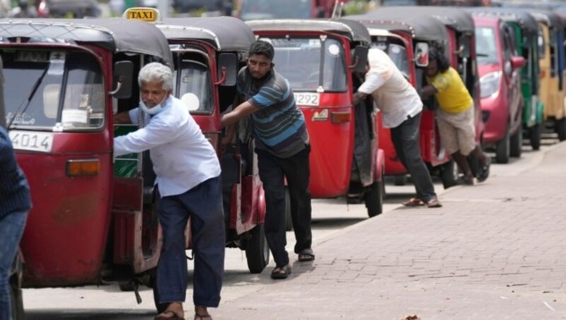 Benzin und Diesel sind in Sri Lanka quasi ausverkauft. (Bild: AP Photo/Eranga Jayawardena, File)