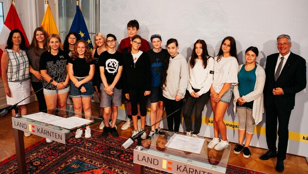 Die 4d-Klasse der Mittelschule Spittal war zu Gast am Arnulfplatz. Zum Besuch der Landesregierung gehörte auch die Teilnahme an einer Pressekonferenz (Bild: Ivan Filipovic)
