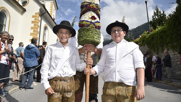 Die beiden 10-jährigen Buben Elias und Niklas tragen die 26 kiloschwere Prangstange heuer zum ersten Mal. (Bild: Holitzky Roland)