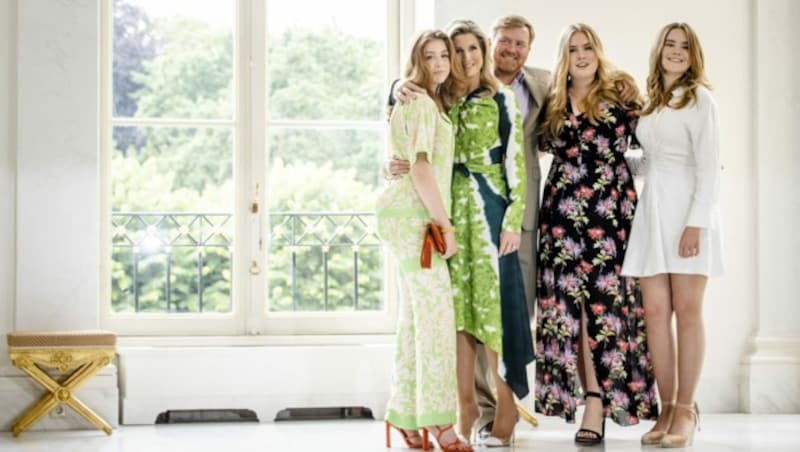 Der niederländische König Willem-Alexander, Königin Maxima, Prinzessin Amalia (2.v.r.), Prinzessin Alexia (r.) und Prinzessin Ariane (l.) posieren bei einem Fototermin im Noordeinde-Palast in Den Haag. (Bild: APA/ Photo by Koen Van WEEL / ANP / AFP)