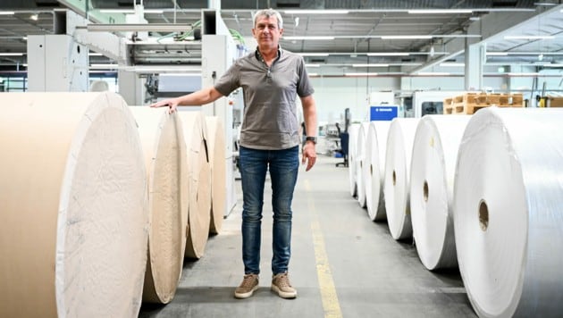 Thomas Riemer in der Produktion des Papierwarenherstellers. (Bild: Markus Wenzel)
