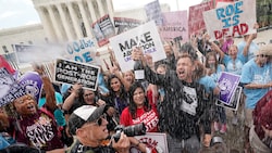 Der Oberste Gerichtshof hat den verfassungsrechtlichen Schutz der Abtreibung, der fast 50 Jahre lang galt, aufgehoben - die Abtreibungsgegner freut‘s. (Bild: AP/Steve Helber)