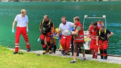 Feuerwehr und Wasserrettung eilten dem Verletzten zu Hilfe. (Bild: zoom.tirol, Krone KREATIV)