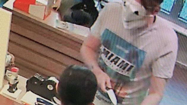 Der Verdächtige bedrohte eine Mitarbeiterin der Apotheke mit einem Messer (Bild: Polizei OÖ)