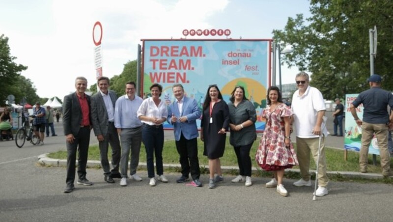 Die SPÖ-Spitze rund um Bürgermeister Michael Ludwig und Bundesparteichefin Pamela Rendi-Wagner beim obligatorischen Foto-Termin. Am Abend heizte Nico Santos dem Publikum so richtig ein. (Bild: Bartel Gerhard)