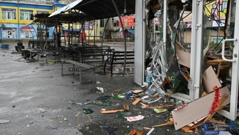 Zerstörte Einkaufspavillons an einem Busbahnhof in der Region Charkiw (Bild: AFP)