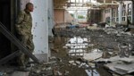 Ein ukrainischer Soldat betrachtet die Ruinen des Sportkomplexes der Nationalen Technischen Universität in Charkiw. (Bild: The Associated Press)