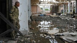 Ein ukrainischer Soldat betrachtet die Ruinen des Sportkomplexes der Nationalen Technischen Universität in Charkiw. (Bild: The Associated Press)