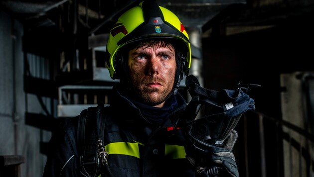 Der Job bei der Feuerwehr erfordert Mut, Einsatz und Pflichtbewusstsein. (Bild: Imre Antal)