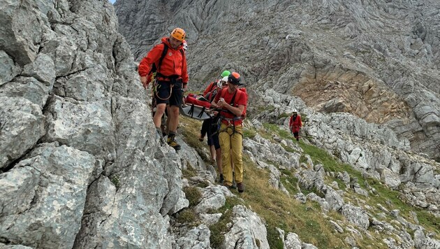 Bergung einer verletzten Frau nach einem Alpinunfall beim Abstieg vom Hohen Kreuz in der Gemeinde Grünau im Almtal (Bild: APA/NOTARZTHUBSCHRAUBER MARTIN3)
