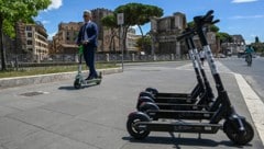 E-Scooter-Fahrer in Italien müssen künftig Helm tragen. (Bild: AFP)