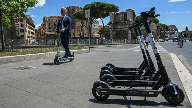 E-Scooter-Fahrer in Italien müssen künftig Helm tragen. (Bild: AFP)