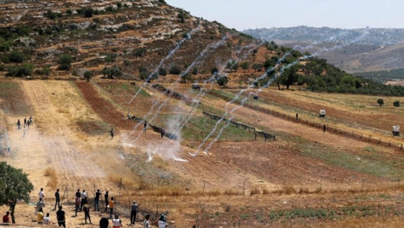 Palästinensische Demonstranten weichen vor israelischem Tränengas zurück (Bild: AFP)