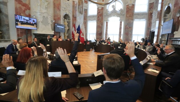 Nur kurz die Hand gehoben - und die Auflösung des Landtags war beschlossene Sache. (Bild: Birbaumer Christof)