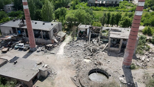 Ein russischer Raketenangriff in Kostjantyniwka zerstörte das örtliche Zinkwerk. (Bild: AFP)