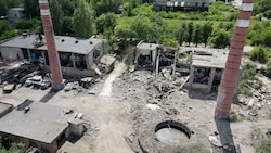 Ein russischer Raketenangriff in Kostjantyniwka zerstörte das örtliche Zinkwerk. (Bild: AFP)