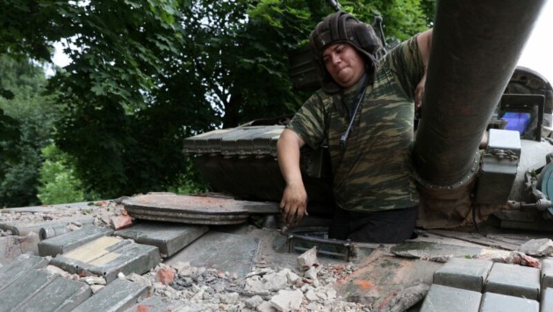 Ein ukrainischer Soldat auf einem Panzer in der Nähe von Kostjantyniwka (Region Donezk) (Bild: AFP)