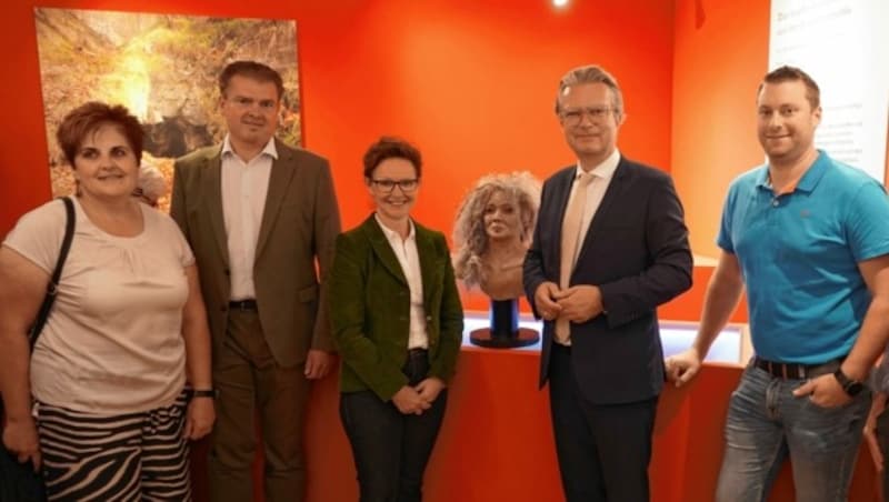 V. li.: Silvia Renhart (Archäologin UM Joanneum), Hannes Tieber (Bürgermeister Peggau), Alexia Getzinger (Leitung Universalmuseum Joanneum), Kultur-Landesrat Christopher Drexler und „Peggi“-Namensgeber Bernhard Flagl. (Bild: Pail Sepp)