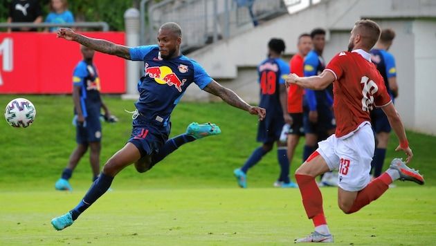 Salzburgs brasilianischer Neuzugang Fernando (links) agierte beim Testspiel gegen Sofia sehr auffällig. (Bild: Andreas Tröster)