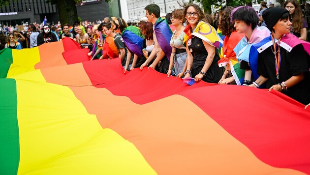 Eine Riesen-Flagge war bei der Pride in Linz schon mal in Arbeit... (Bild: Alexander Schwarzl)